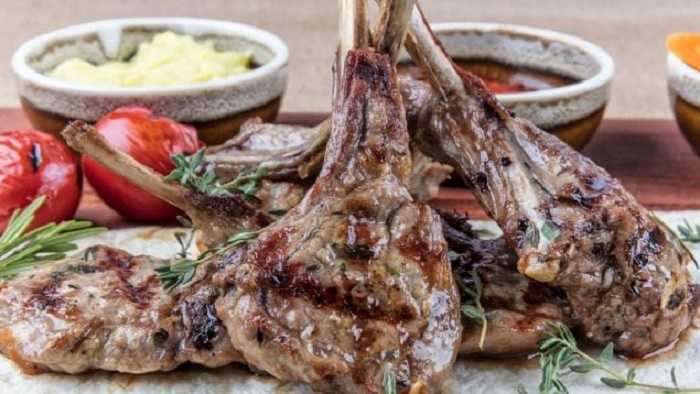 Cordero a la brasa con hummus y berenjenas