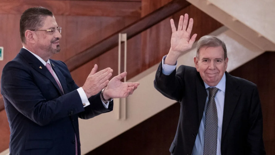 El presidente de Costa Rica, Rodrigo Chaves, aplaude al opositor venezolano Edmundo González Urrutia después de firmar el libro de visitas en la casa presidencial en San José, Costa Rica, el 16 de enero de 2025. EZEQUIEL BECERRA/AFP vía Getty Images