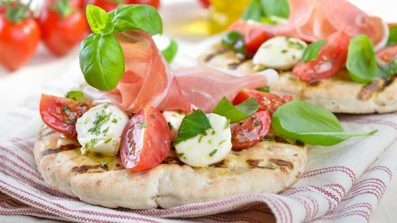 Pan pita relleno de tomate y queso