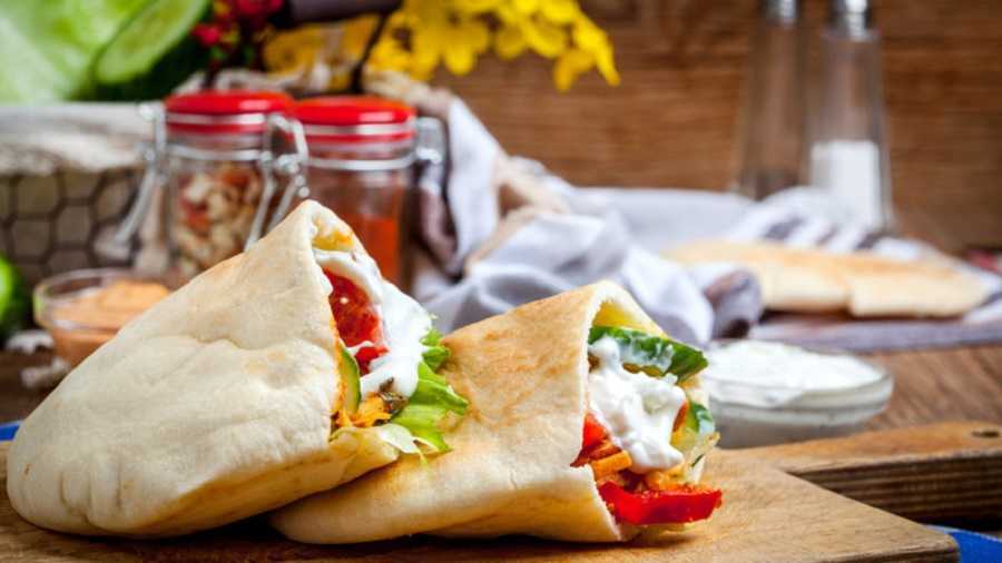 Pan pita con tomate y queso: delicioso plato para desayunar