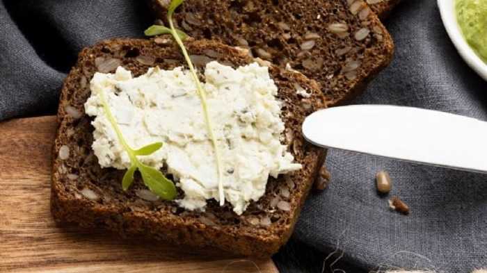 Pan tostado con queso cottage