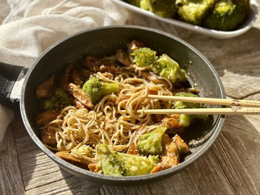 Noodles de brócoli y pollo: sabroso plato para una cena ligera