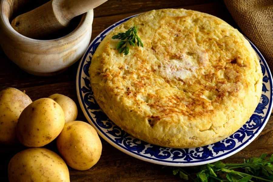 Tortilla de papas al estilo carbonara: así se prepara este rico plato
