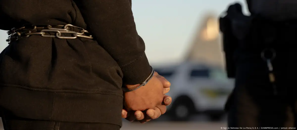 Una persona espera su vuelo para ser deportada a Guatemala.