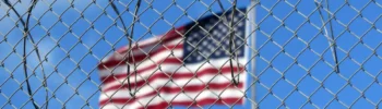 Una bandera estadounidense ondea tras una alambrada, en la base naval de Guantánamo, ubicada en territorio ocupado por Estados Unidos en la isla de Cuba.