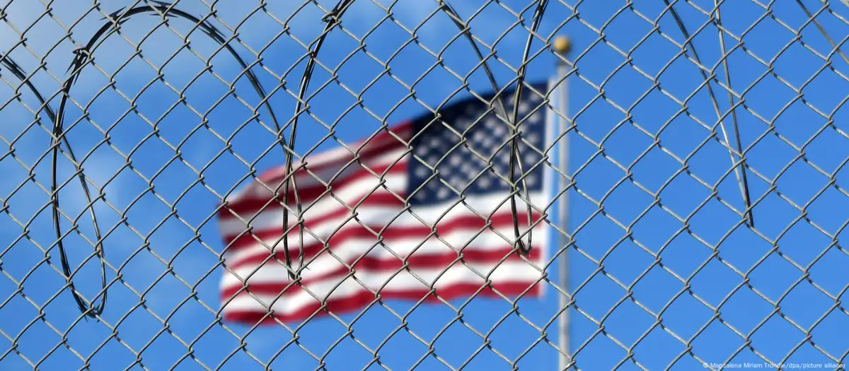 Una bandera estadounidense ondea tras una alambrada, en la base naval de Guantánamo, ubicada en territorio ocupado por Estados Unidos en la isla de Cuba.