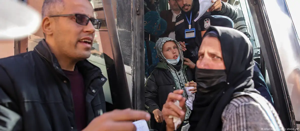 Un autobús lleno con pacientes palestinos, mientras espera la autorización para cruzar el paso fronterizo de Rafah.