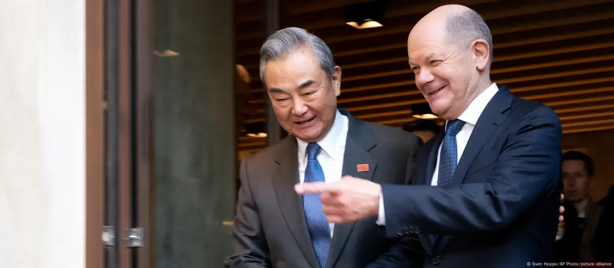 El ministro de Exteriores chino, Wang Yi, con el canciller Olaf Scholz, en Múnich.