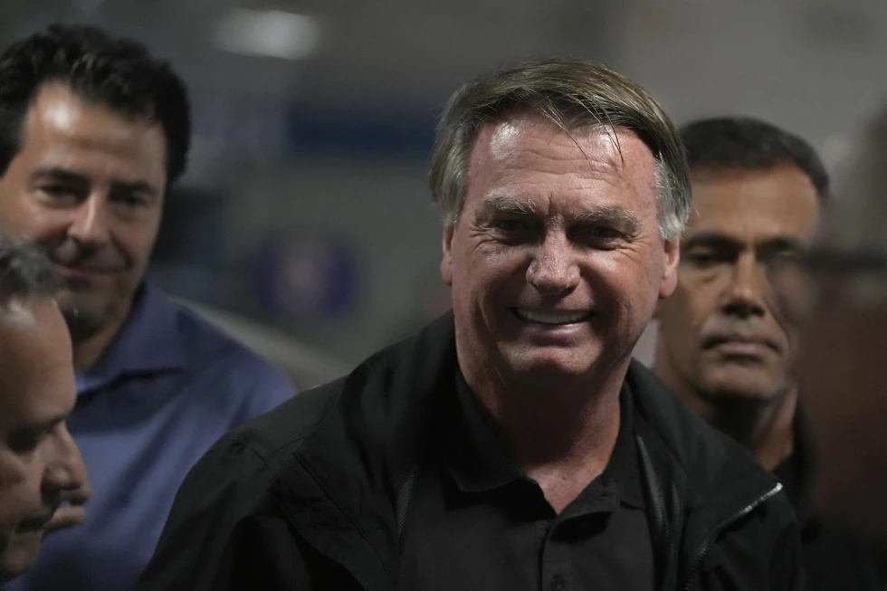 El expresidente de Brasil Jair Bolsonaro llega a una reunión con senadores en la sede del Congreso en Brasilia el martes 18 de febrero de 2025. (AP Foto/Eraldo Peres)