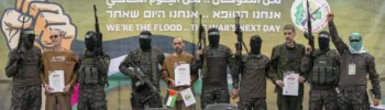 Exrehenes israelíes Ohad Ben Ami, Eli Sharabi y Or Levy escoltados por combatientes de Hamas antes de ser entregados a la Cruz Roja en Deir al-Balah, Gaza, el 8 de febrero de 2025. Abdel Kareem Hana/AP