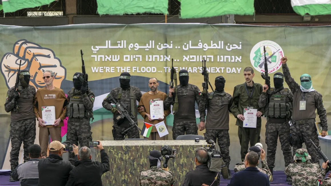 Exrehenes israelíes Ohad Ben Ami, Eli Sharabi y Or Levy escoltados por combatientes de Hamas antes de ser entregados a la Cruz Roja en Deir al-Balah, Gaza, el 8 de febrero de 2025. Abdel Kareem Hana/AP