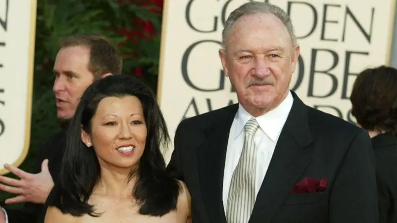 Gene Hackman y su esposa Betsy Arakawa en los Globos de Oro de 2003.