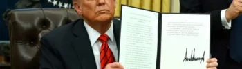 Trump en la firma de los nuevos aranceles.