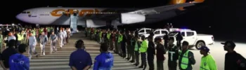 Migrantes venezolanos deportados desde la Estación Naval de Guantánamo, EE.UU., bajan de un avión de la aerolínea venezolana Conviasa al llegar al Aeropuerto Internacional Simón Bolívar en Maiquetía, Venezuela, el 20 de febrero de 2025. Pedro Mattey/AFP/Getty Images