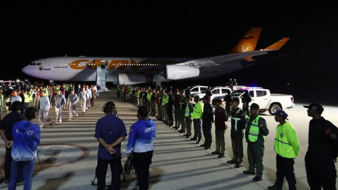 Migrantes venezolanos deportados desde la Estación Naval de Guantánamo, EE.UU., bajan de un avión de la aerolínea venezolana Conviasa al llegar al Aeropuerto Internacional Simón Bolívar en Maiquetía, Venezuela, el 20 de febrero de 2025. Pedro Mattey/AFP/Getty Images