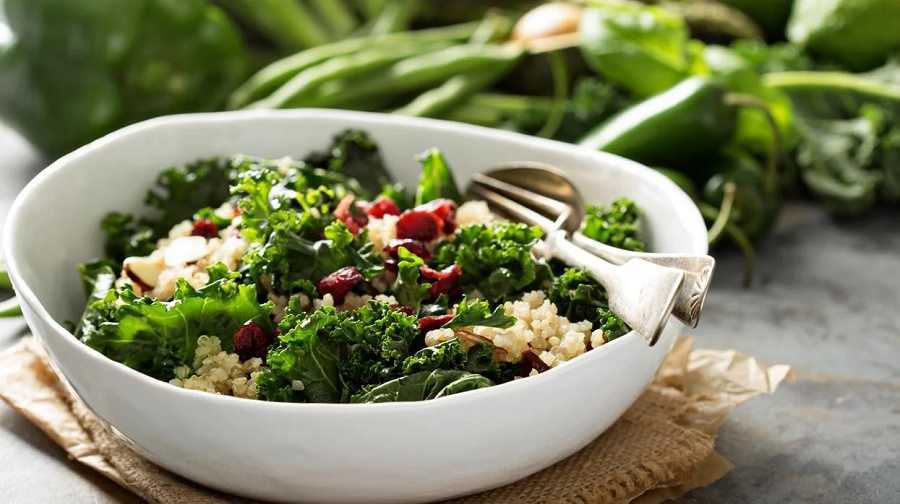 Ensalada de kale con aguacate y huevo