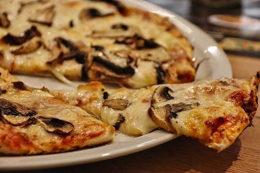 Pizza de champiñones: sabrosa receta para una cena en familia