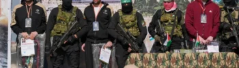 Los rehenes israelíes Iair Horn, Sagui Dekel-Chen y Alexandre Troufanov son escoltados por militantes mientras son entregados a la Cruz Roja en Khan Younis el sábado 15 de febrero de 2025. Abdel Kareem Hana/AP