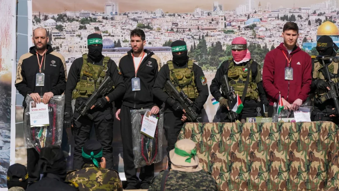 Los rehenes israelíes Iair Horn, Sagui Dekel-Chen y Alexandre Troufanov son escoltados por militantes mientras son entregados a la Cruz Roja en Khan Younis el sábado 15 de febrero de 2025. Abdel Kareem Hana/AP