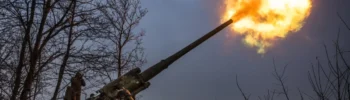 Soldados ucranianos de la 43ª Brigada son vistos trabajando en un obús autopropulsado Pion de la era soviética en dirección a Chasiv Yar, Ucrania, el 27 de enero. Getty Images
