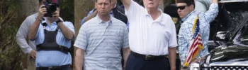 El presidente de Estados Unidos, Donald Trump, hace un gesto a sus seguidores reunidos por el Día de los Presidentes a su salida del Trump International Golf Club, el lunes 17 de febrero de 2025 en West Palm Beach, Florida. (AP Foto/Ben Curtis)