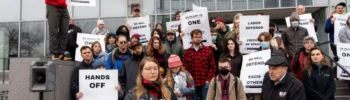 Manifestantes se reúnen frente al Edificio Federal Paul D. Wellstone en Minneapolis después de que un estudiante internacional de la Universidad de Minnesota fuera detenido por agentes del ICE. Tim Evans/Reuters