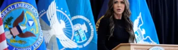 Kristi Noem se dirige a los empleados del Departamento de Seguridad Nacional el pasado 28 de enero.