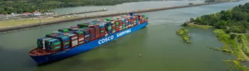 Un carguero navegando por el Canal de Panamá.