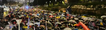 Los manifestantes poblaron las calles de Jerusalén en protesta por el plan del primer ministro, Benjamín Netanyahu, de destituir al jefe del servicio de seguridad interior de Israel.