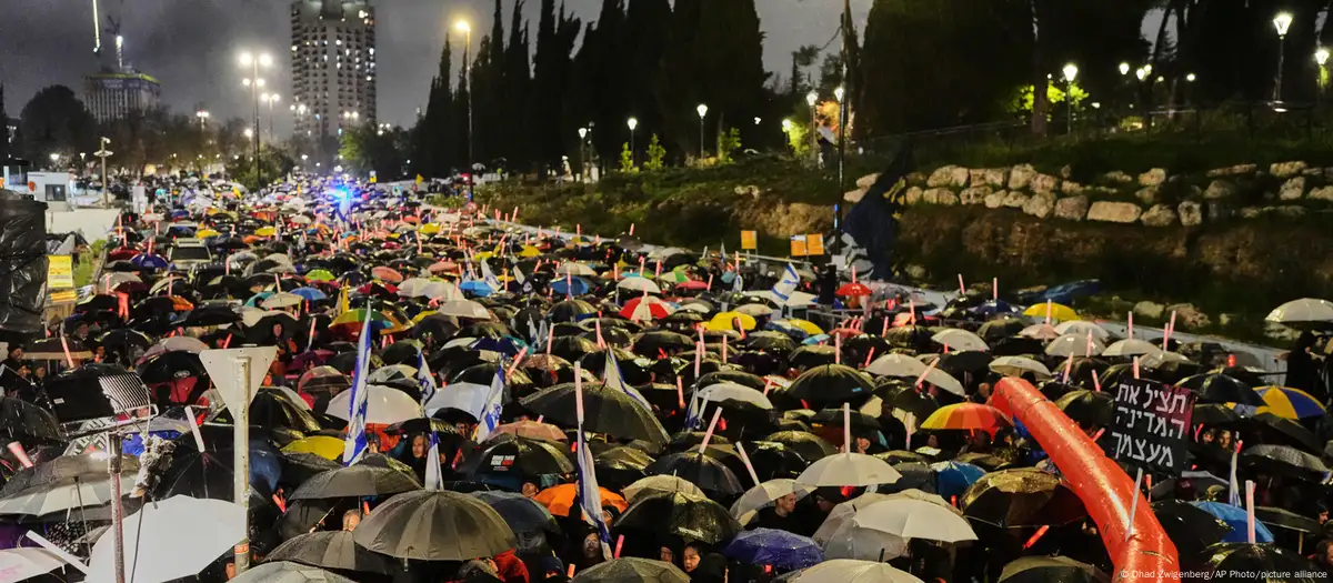 Los manifestantes poblaron las calles de Jerusalén en protesta por el plan del primer ministro, Benjamín Netanyahu, de destituir al jefe del servicio de seguridad interior de Israel.