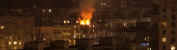 Incendio en un edificio de Kiev tras el impacto de un dron ruso esta madrugada.
