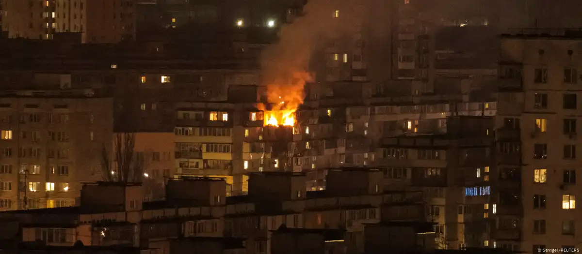 Incendio en un edificio de Kiev tras el impacto de un dron ruso esta madrugada.