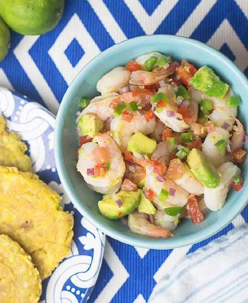 Bol de arroz con aguacate y camarón: delicioso plato para cenar