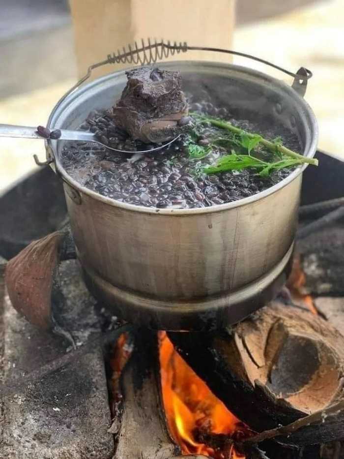 Caraotas negras con carne de cochino: rica receta para almorzar