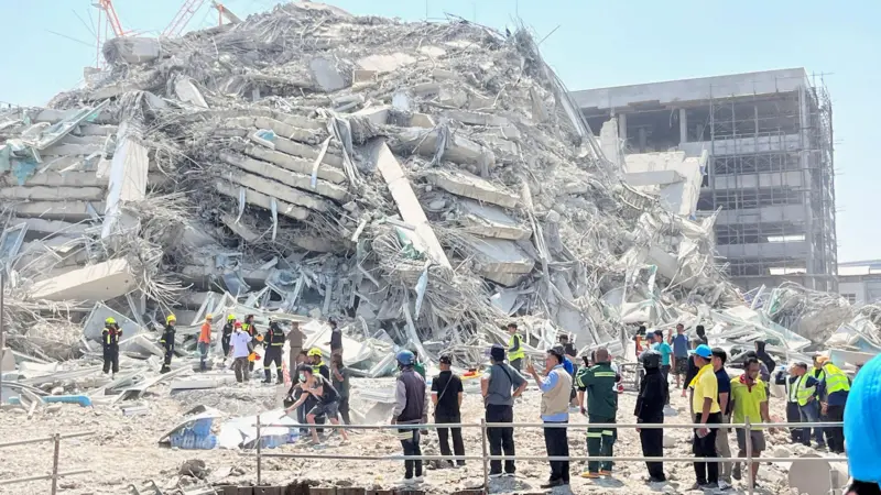 Un rascacielos en construcción se derrumbó en Bangkok, la capital tailandesa.