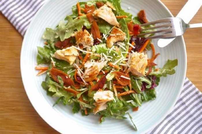 Ensalada César con pollo a la parrilla