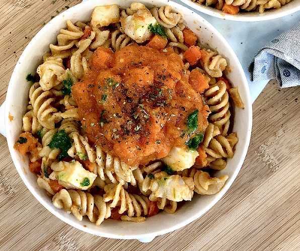 Pasta integral con salsa de zanahoria para una cena deliciosa