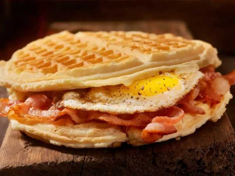 Sándwich de waffle: delicioso plato para un desayuno en familia