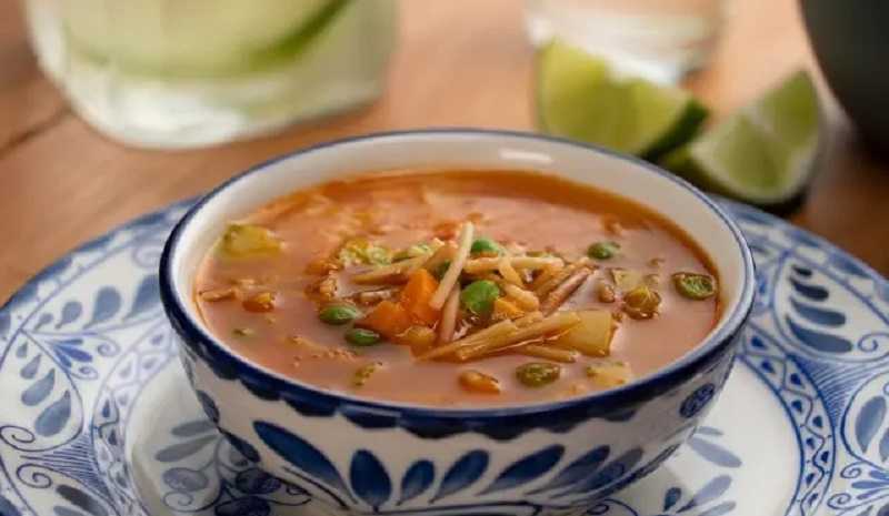 Sopa de fideo con pollo: rica receta para un almuerzo con amigos