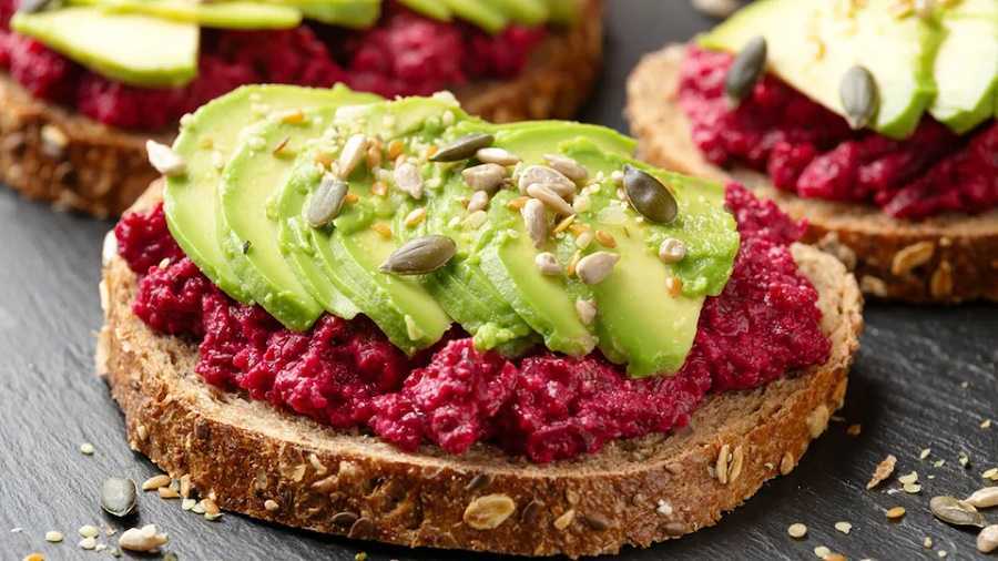 Tostadas de remolacha y pistacho: rico plato para una cena ligera