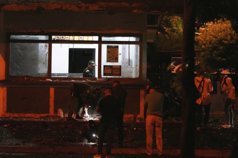La policía inspecciona un área cercana a un cuartel policial donde estalló un dispositivo explosivo, el viernes 25 de abril de 2025, en Cali, Colombia. (AP Foto/Juan B Díaz)