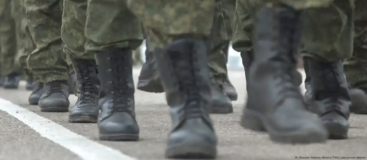 Un grupo de reservistas rusos marcha.