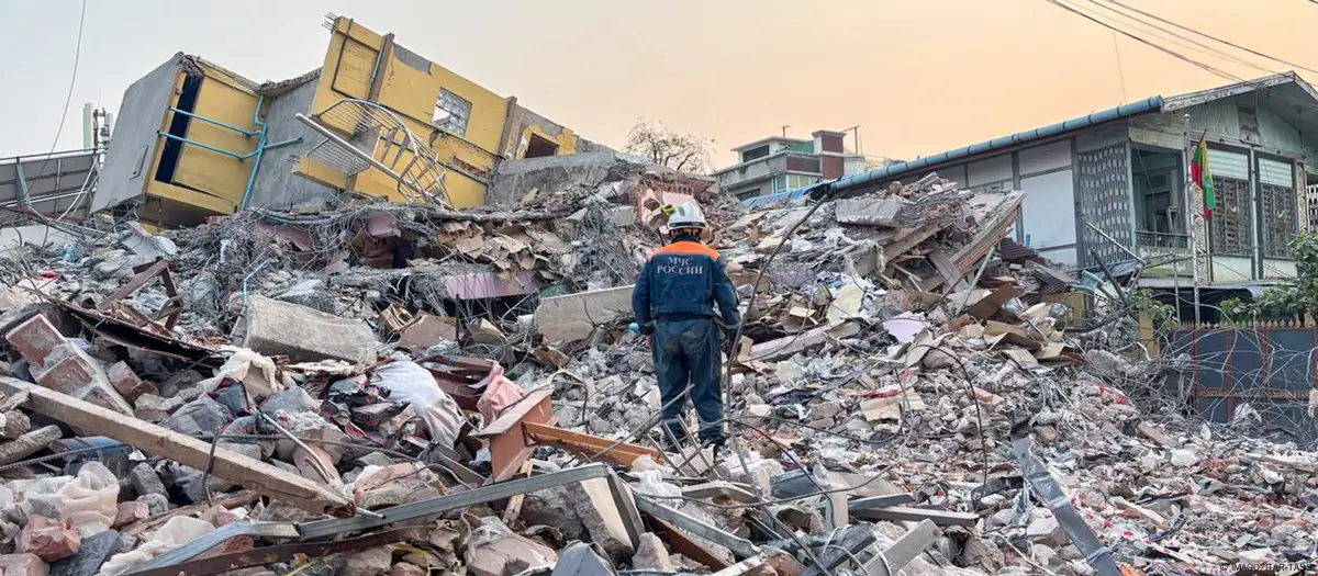 Los equipos de rescate, entre ellos equipos de 16 países, continuan buscando supervivientes entre los escombros en Mandalay, Birmania. Imagen: IMAGO/ITAR-TASS