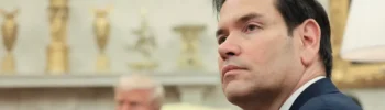 El secretario de Estado de Estados Unidos, Marco Rubio. De fondo, Donald Trump.