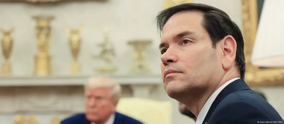 El secretario de Estado de Estados Unidos, Marco Rubio. De fondo, Donald Trump.