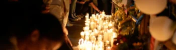 Flores, velas y fotografías de los fallecidos han sido colocadas en un altar improvisado frente a la derruida discoteca Jet Set.Imagen: Matias Delacroix/AP Photo/picture alliance
