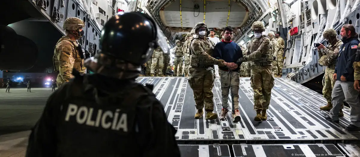 Personal militar estadounidense escolta a presuntos miembros de la pandilla venezolana Tren de Aragua y la pandilla MS-13 recientemente deportados por el gobierno de Estados Unidos para ser encarcelados en la prisión del Centro de Internamiento de Terroristas (CECOT), en el Aeropuerto Internacional de El Salvador. (Archivo 12.04.2025)