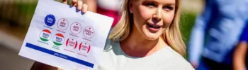 La portavoz de la Casa Blanca, Karoline Leavitt, muestra una hoja con algunos de los aranceles que otros países le cobran a los productos estadounidenses.
