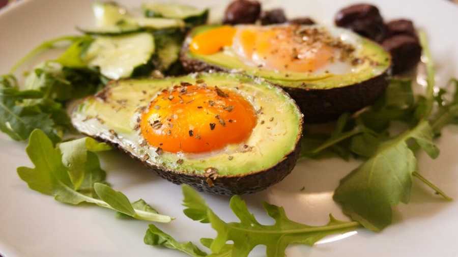 Huevos al horno con aguacate: sabrosa receta para desayunar