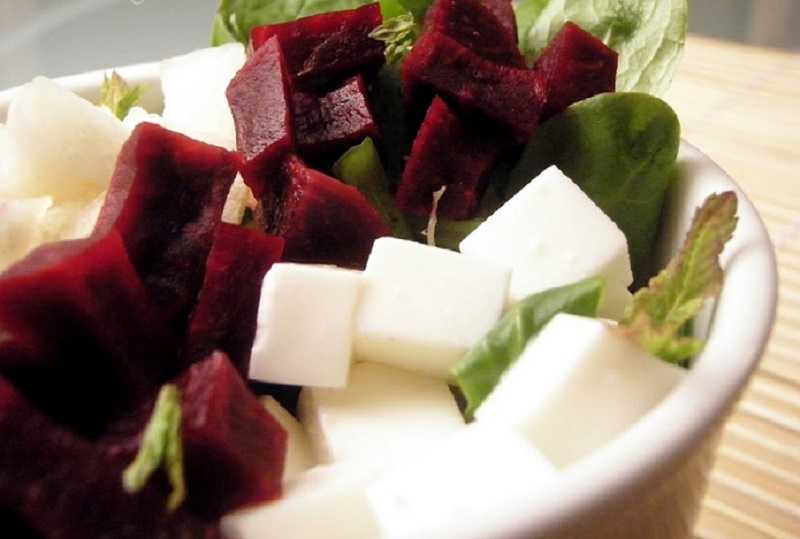 Ensalada de remolacha con tofu: rico plato para una cena ligera